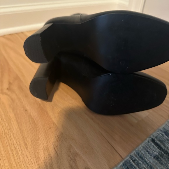 Aqua black ankle bootie size 10 barely worn with zip back - Picture 5 of 5